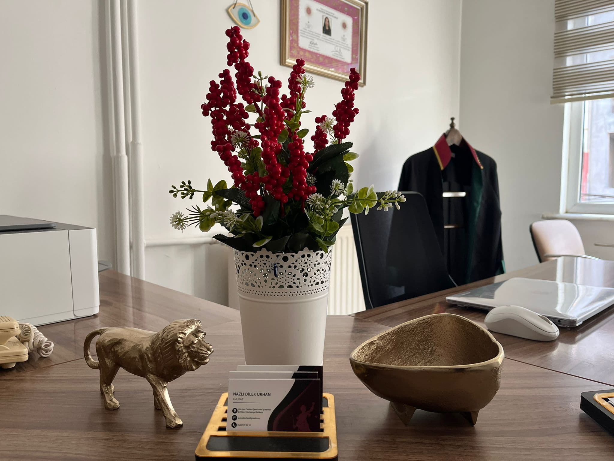 Hukuk ofisi iç mekânından ikinci görünüm — düzenli çalışma ve müvekkil görüşme düzeni, Burhaniye merkez.